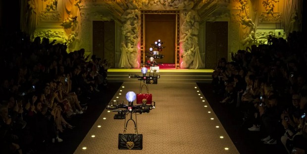 Οι Dolce&Gabbana αντικατέστησαν τα μοντέλα τους με drones