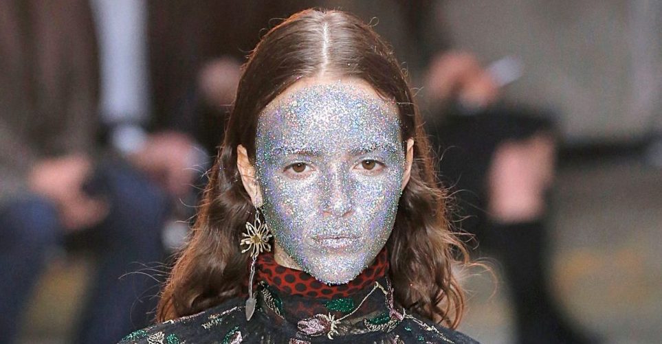 Τα μοντέλα εμφανίστηκαν με glitter σε ολόκληρο το πρόσωπο στο fashion show του Giambattista Valli