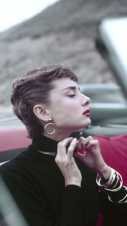 6 φωτογράφοι κατέγραψαν την backstage ζωή της Audrey Hepburn