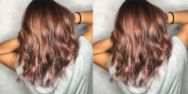 Το ροζ-καφέ είναι το χρώμα που θα δοκιμάσεις στα μαλλιά σου αυτή την Άνοιξη