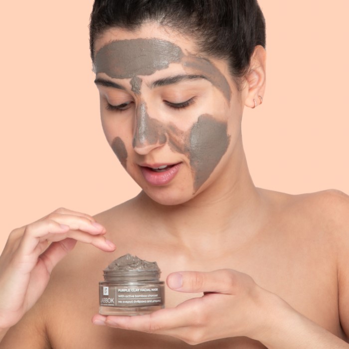 Maskne: 3 τρόποι για να αντιμετωπίσεις την ακμή από τη χρήση της μάσκας