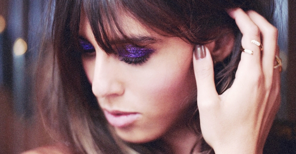 Πώς να φορέσεις eye gloss και glitter σαν party girl σύμφωνα με τη Violette