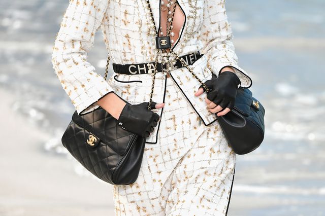 Σύμφωνα με τον οίκο Chanel, δύο τσάντες είναι καλύτερες από μια