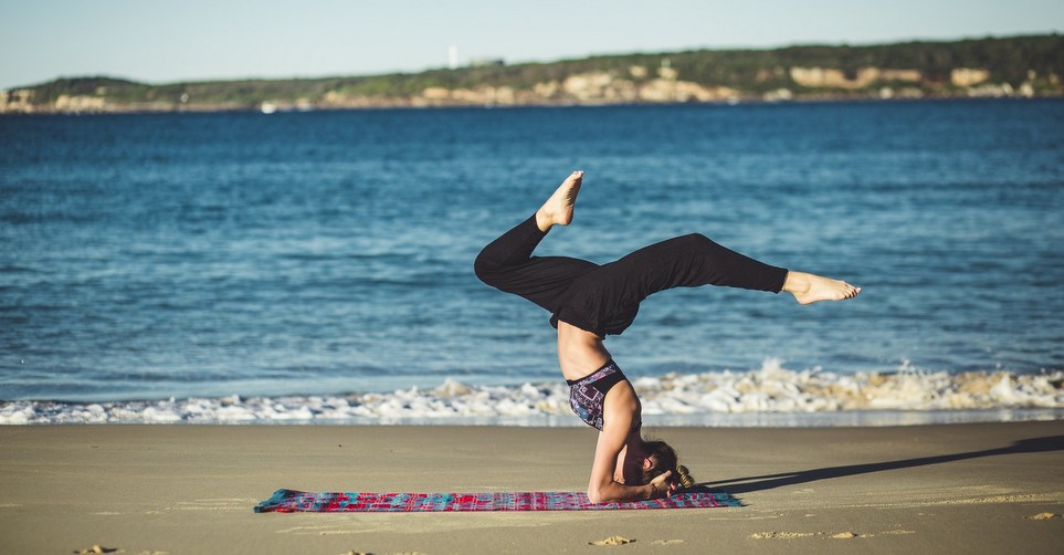 Τρεις στάσεις της yoga με τις οποίες θα νιώσεις σαν να έχεις μόλις κάνει μασάζ