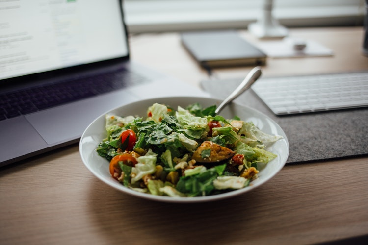 4 σαλάτες ιδανικές για το lunchbreak σου