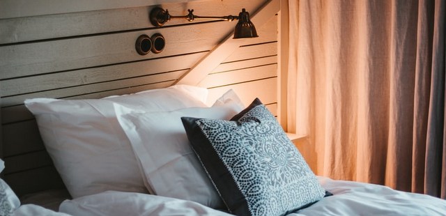 4 ιδέες για να προσθέσεις επιτοίχια φωτιστικά στο υπνοδωμάτιό σου