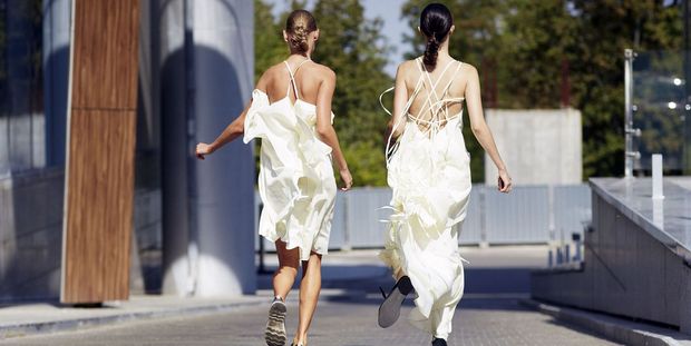 Βρήκαμε φορέματα που κοστίζουν κάτω από 200 ευρώ για τις πιο cool νύφες