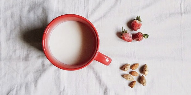 3 συνταγές κρέμας γάλακτος αμυγδάλου για τον επόμενο καφέ σου