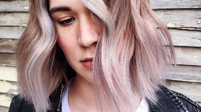 Vanilla Lilac: Η νέα απόχρωση για τα μαλλιά που κυριαρχεί στο Internet