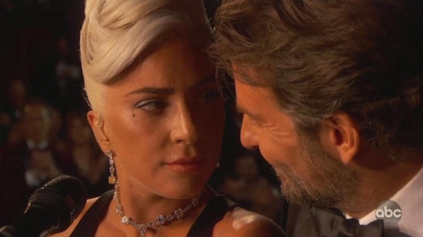 Γιατί έχουμε πάθει τέτοια εμμονή με το ανεκπλήρωτο love story του Bradley Cooper και της Lady Gaga;