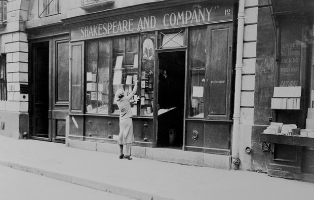 Η ιστορία πίσω από το θρυλικό βιβλιοπωλείο του Παρισιού, Shakespeare and Company