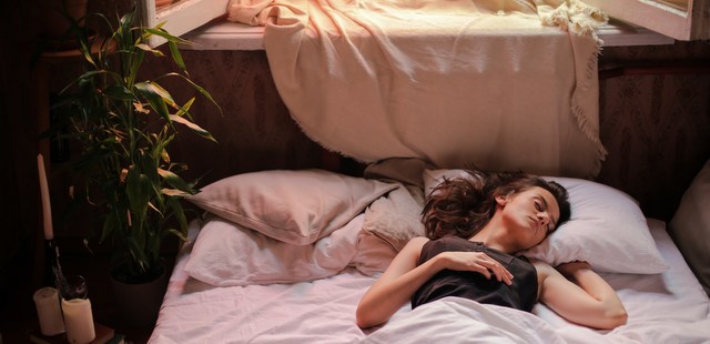 Μία ειδικός μοιράστηκε τα tricks που θα σου χαρίσουν περισσότερο ύπνο κάθε βράδυ