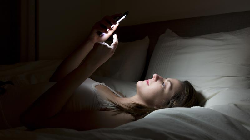 Με αυτό τον τρόπο η χρήση του κινητού στο κρεβάτι επηρεάζει τη σχέση σου