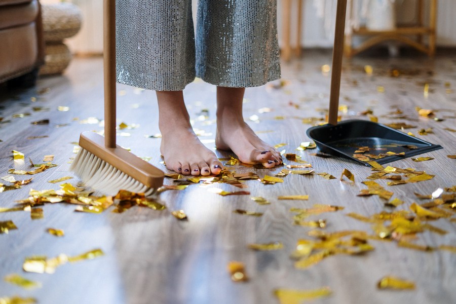 Μερικά σημάδια που θα σε βοηθήσουν να καταλάβεις αν καθαρίζεις υπερβολικά το σπίτι σου