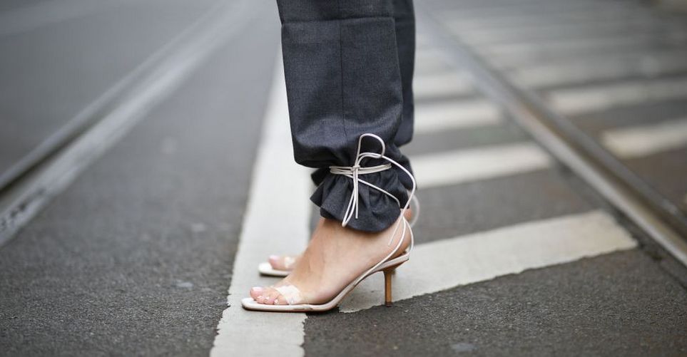 Οι street stylers περνούν τα παντελόνια τους μέσα από τα λουράκια των παπουτσιών τους