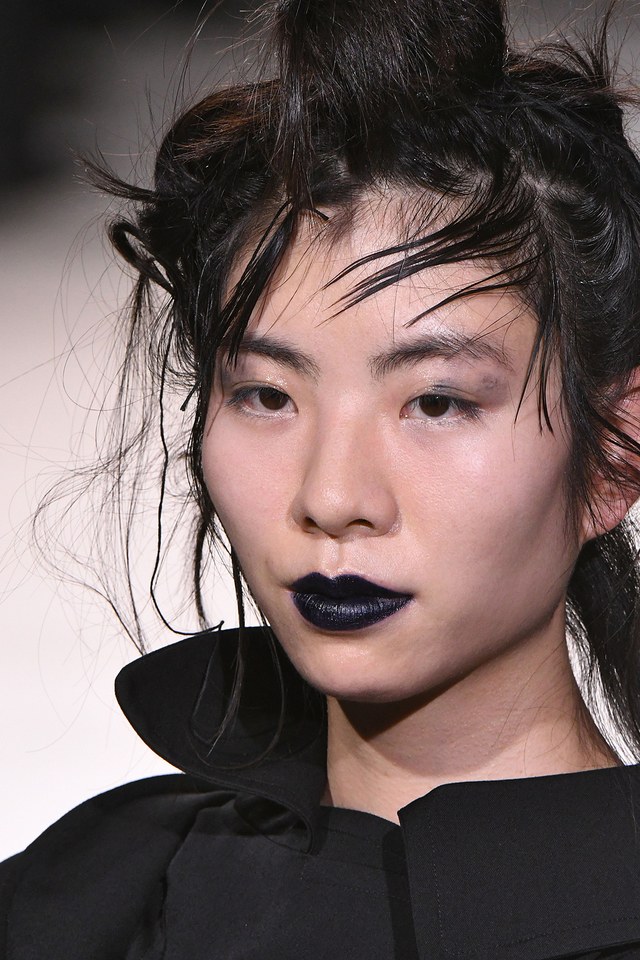 Πως να φορέσεις μαύρο lipstick, τη πιο σκοτεινή τάση της σεζόν