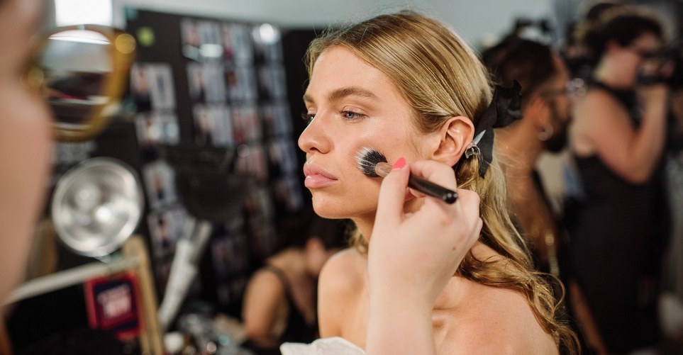 Πώς να εφαρμόσεις το foundation σαν να είσαι makeup artist