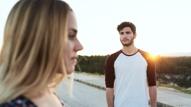 Πώς να σταματήσεις να αγνοείς τα red flags στη σχέση σου πριν να είναι αργά