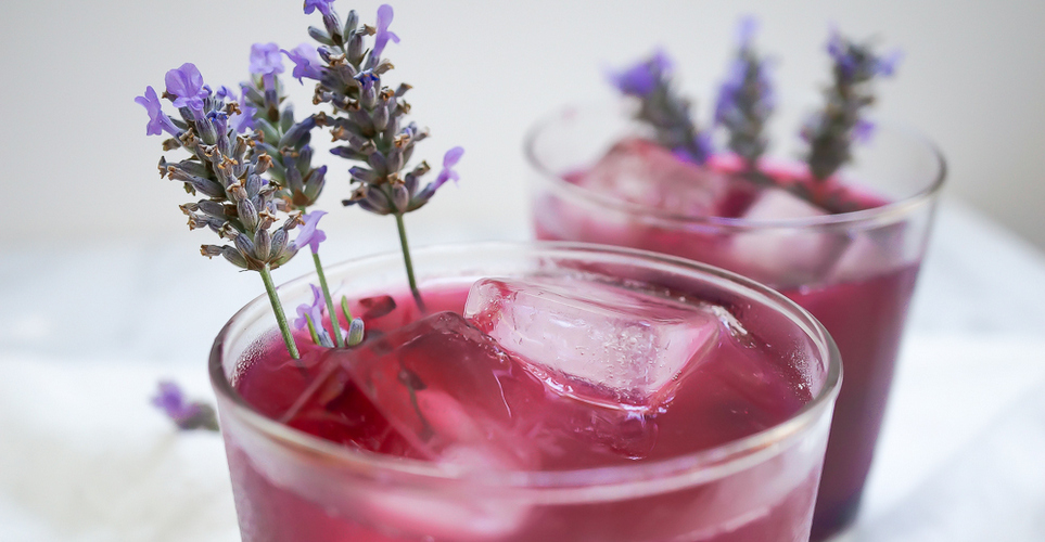Πώς να φτιάξεις Vodka Spritzer με blueberries και λεβάντα