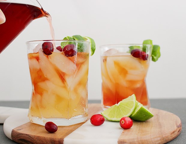 Πώς να φτιάξεις ginger cranberry whiskey cocktail