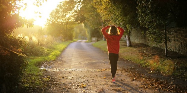 Πώς το περπάτημα το πρωί μπορεί να αλλάξει όλη τη διάθεσή σου