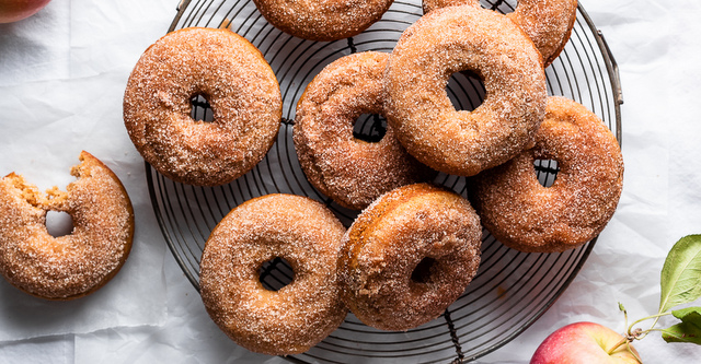 Σπιτικά donuts μήλου με ζάχαρη και κανέλα
