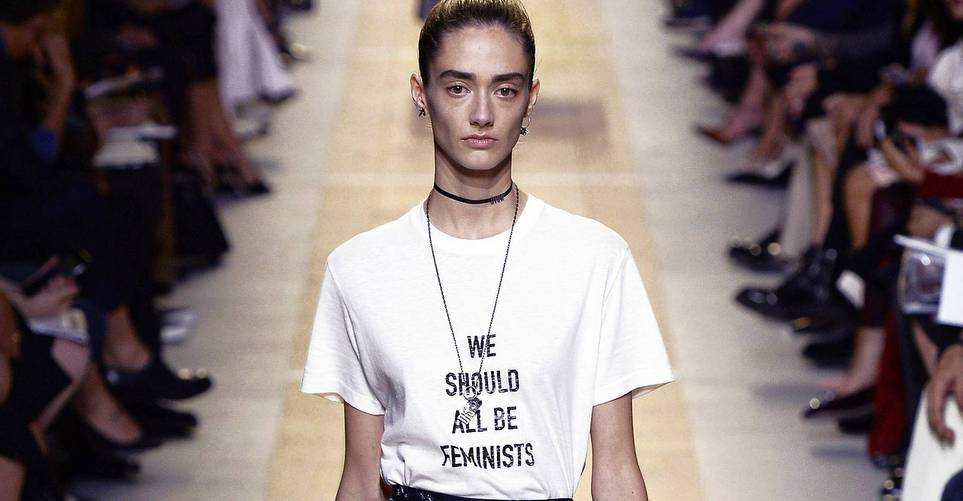 Τα t-shirts με φεμινιστικά slogan είναι περισσότερο κοινωνικά μηνύματα παρά μόδα
