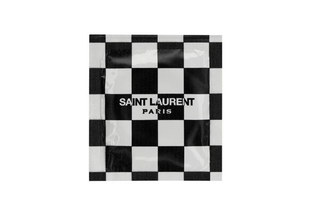 Τα προφυλακτικά του οίκου Saint Laurent μας έχουν βάλει σε mood for love