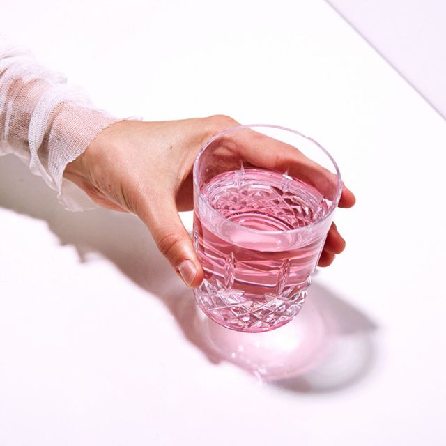 Τελικά, το να πίνεις νερό όντως ενυδατώνει την επιδερμίδα σου;