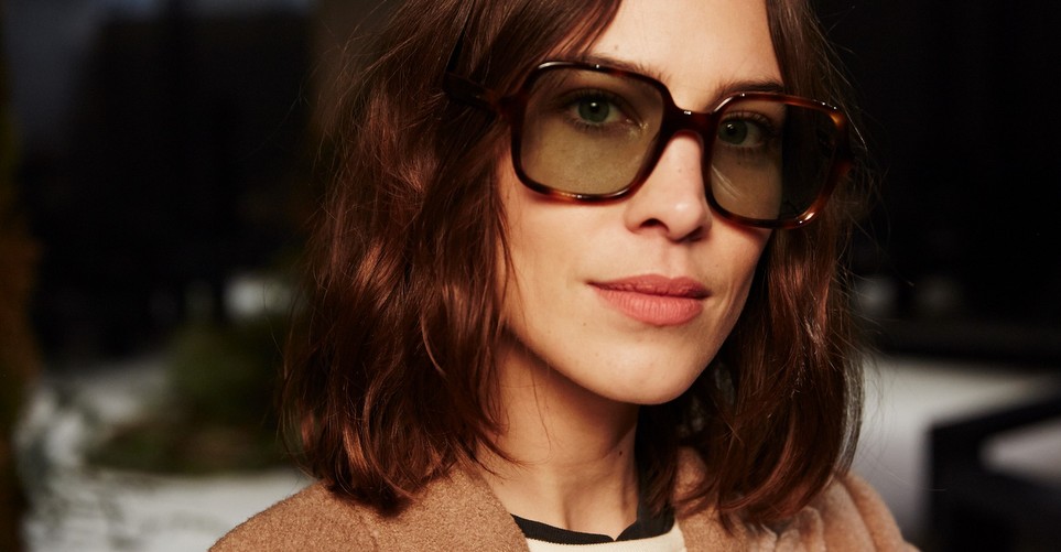 Τι να περιμένουμε από την πρώτη συλλογή με γυαλιά ηλίου της Alexa Chung