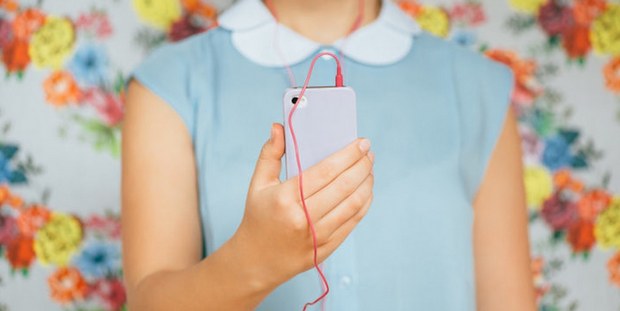 Το trick που χρειάζεσαι για να μην μπλέκονται τα ακουστικά στο εσωτερικό της τσάντας σου