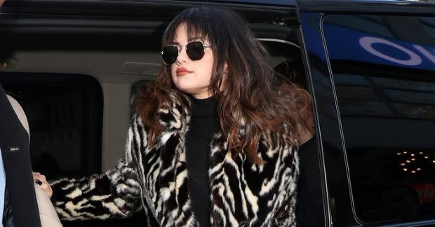 Το παλτό από τα Mango που ανέδειξε η Selena Gomez θα θέλεις να το αγοράσεις και εσύ