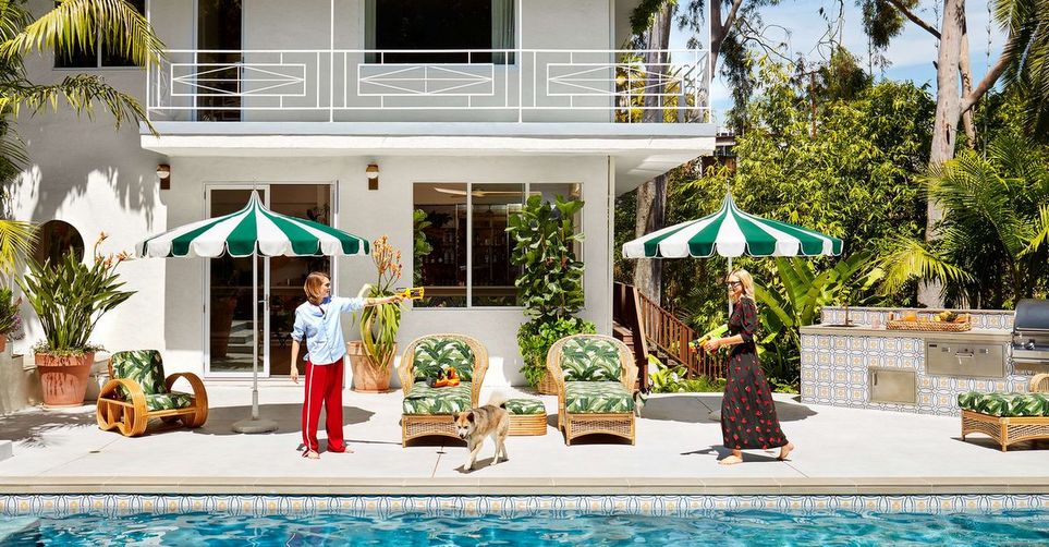 Το σπίτι των Poppy και Cara Delevigne στο LA θα σε κάνει να σκεφτείς σοβαρά τη jungle αισθητική