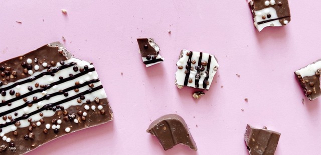 Γιατί είναι κακή ιδέα το να φας σοκολάτα πριν κοιμηθείς;