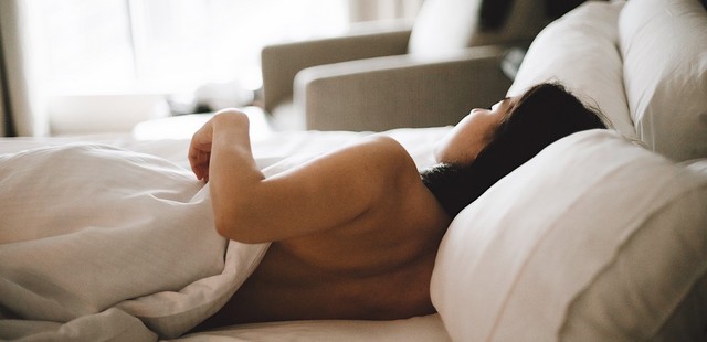Πώς θα επιλέξεις το κατάλληλο μαξιλάρι, ανάλογα με τον τρόπο που κοιμάσαι
