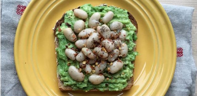 Τι να προσθέσεις στο avocado toast σου για να το κάνεις vegan αλλά και θρεπτικό